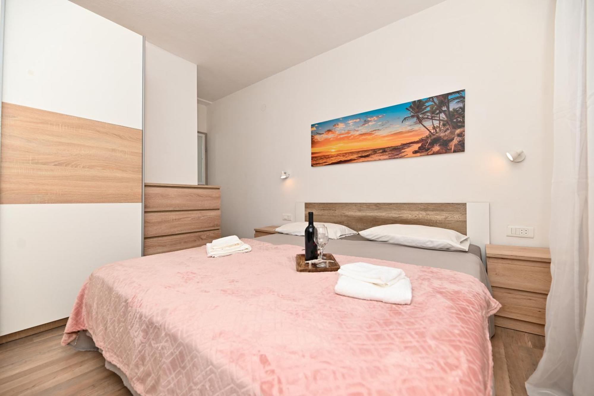 New,Close To The Beach Apartment With Domestic Olive Oil And Wine Trogir Eksteriør bilde